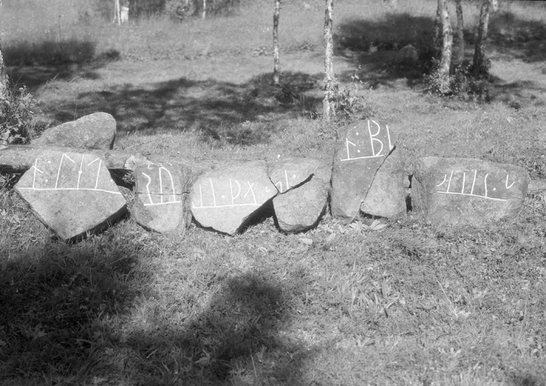 Runes written on fragment av runsten, rödlätt medelkornig granit. Date: V